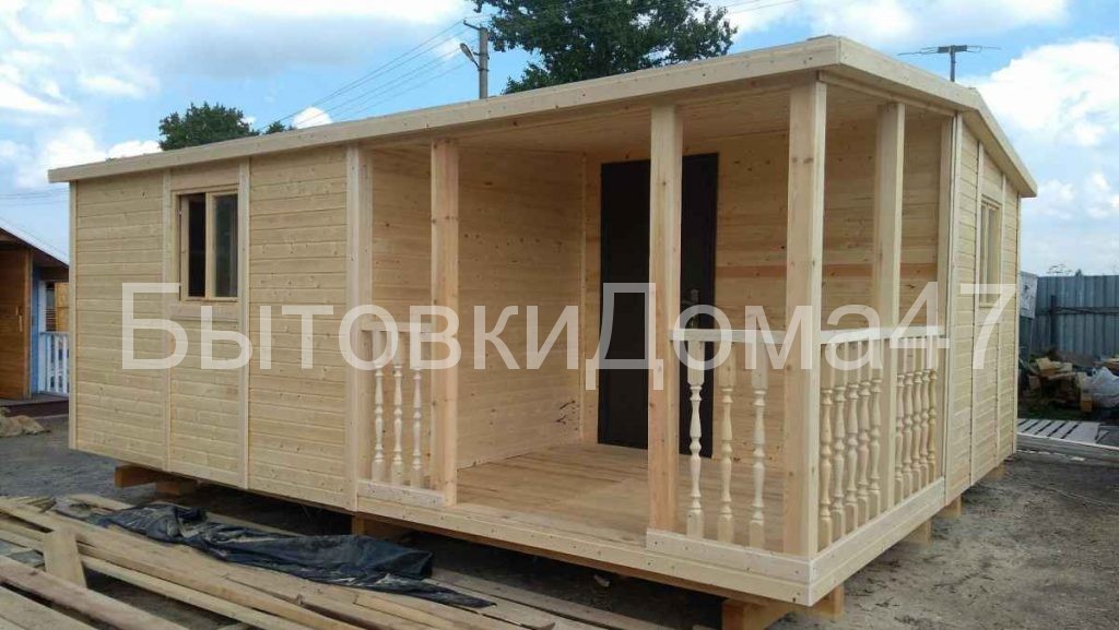 Домик из бытовок с верандой