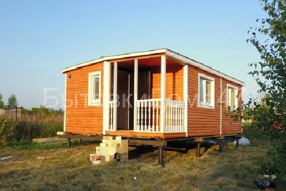 Домик из бытовок с крыльцом