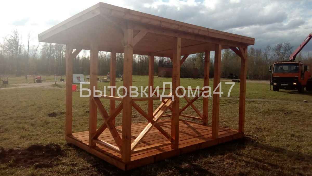 Беседка из дерева с плоской крышей